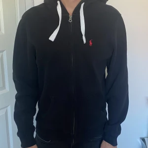 Ralph lauren zip - Svart Ralph lauren zip | Perfekt skick | Storlek: M | Nypris: 1500 mitt pris: 400 | Skriv för mer bilder eller frågor |