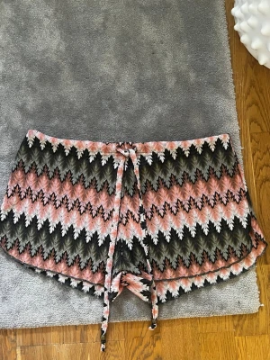 Misoni mönstrade shorts - Super söta shorts i ett missoni liknande mönster, storlek M men passar bra på mig som vanligen är en S. Justerbar midja 