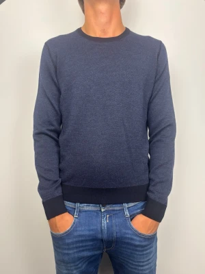 Gran Sasso Tröja 100% Virgin Wool - Gran sasso tröja i gran sassos handgjorda kvalité. Nyskick utan tags. Perfekt tröja på sommaren som luftar när du exempelvis är ute på stan. 🧵 Märke & Modell: Gran Sasso, Made in Italy premiumtröja. 📏 Storlek 50 / M 🧩 Material: 100% Virgin Wool, fantastisk kvalitet och känsla! 📐 Mått: Längd: 63 cm Bröst: 54 cm Axelvidd: 41 cm Ärmlängd: 67 cm ✅ Skick: 10/10 ✨ Detaljer: Snygg textur, mörkblå färg. Ribbad krage och ärmslut. Fina detaljer på färger och tyg.  💰 Nypris: Ca 2500 kr. ‼️Skickas snabbt‼️