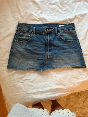 Blå jeanskjol  - Blå jeanskjol från Zara i storlek S, säljer då den inte passar mig😇😇