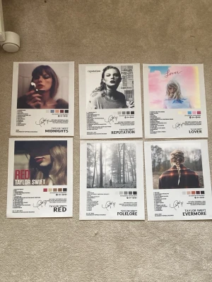 Taylor Swift album affischkollektion - Säljer ett set med sex affischer som visar Taylor Swifts albumomslag: Midnights, Reputation, Lover, Red, Folklore och Evermore. Varje affisch har färgpalett, låtlista och tryckt signatur. Perfekt för dig som vill ha snygg musikrelaterad väggdekor. 50kr st 200kr för alla.