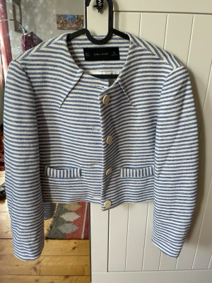 Randig kavaj från Zara Basic - Snygg kort kavaj från Zara Basic med blå och vita ränder i storlek S. Hör av er vid frågor eller funderingar🥰