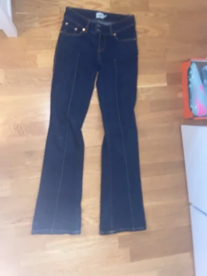 Lager 157 - Snygga mörkblå bootcut jeans från lager 157, klassiska kontrastsömmar och femficksmodell. Jeansen har utsvängda ben och är tillverkade i ett mjukt denimtyg som sitter skönt. Perfekta för en avslappnad och trendig look. Pris kan diskuteras💕