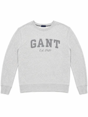 Grå sweatshirt från GANT - Klassisk ljusgrå sweatshirt från GANT med tryckt logga och texten 'Est. 1949' på bröstet. Tröjan har rund halsringning, ribbade muddar och är tillverkad i mjuk bomullsmix. Perfekt för en avslappnad och stilren look.