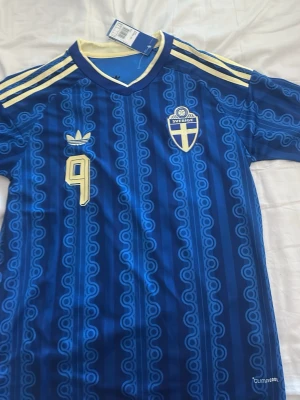 Blå Sverige fotbollströja Adidas - Säljer nu en blå svergie tröja som är HELT oanvänd pga utav att jag köpte mystery och fick en som jag hade redan😔