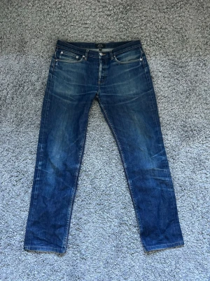APC Jeans - Mycket bra skick i storlek 31, men är uppsydda 4-5 cm vilket gör de till en totallängd på ca 93cm