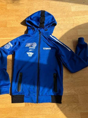 Yamaha huvtröja  - Säljs endast pga för liten 