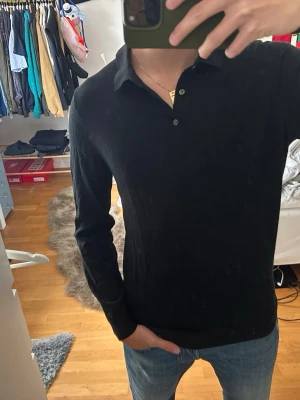 Massimo Dutti kofta - Italiensk merino ull kofta från Massimo dutti i väldigt fint skick.