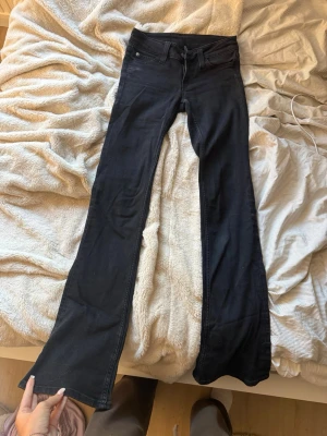Svarta Booty Bei jeans 26/34 - Svarta booty bei jeans ifrån Cheap monday, Weekday. Lågmidjade och bootcut, säljer då dom ej kommer till användning. Storlek 26 i midjan och 34 i längd.
