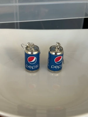 Örhängen pepsiburkar💙 - Örhängen med silverpläterade nickelfria örkrokar 💕