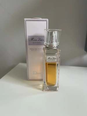 Miss Dior parfym - Miss Dior eau de parfum 20 ml.                              Orginalförpackningen följer med. Flaskan har en rollerpearl istället för spray.                               Jag köpte den för ca 680 kr och har använt mindre än 1/4. Priset kan diskuteras