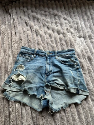 Blåa mid waist jeansshorts H&M - Säljer 