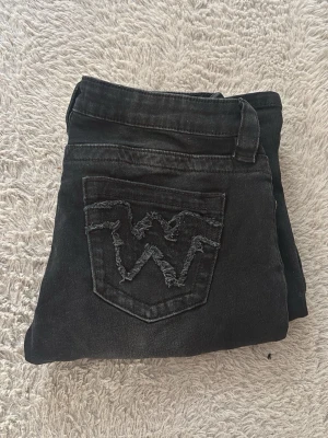 svarta jeans med detalj på ficka🖤 - säljer mina svarta jeans som knappast är använda för att jag köpte fel storlek! pris kan absolut diskuteras!!byxorna har ingen skada och är använda cirka 2 gånger.