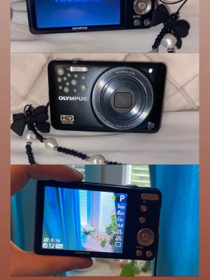 Olympus VG-150 kompaktkamera svart - Säljer en Olympus VG-160 som jag själv köpt begagnad. Den har lite kosmetiska tecken på användning, men är i schysst bruksskick. Tidigare ägare uppgav att den fungerade fint, förutom att blixten inte fungerar. Jag har själv testat att ta några bilder, de blev bra(sista bilden). Men har inte testat alla funktioner. Säljs därför i befintligt skick utan garanti på att allt fungerar till 100 %. Medföljer: batteri, minneskort och sladd. Snabb affär=kan gå ner något i pris.(ge gärna förlag)🙌🏻😊