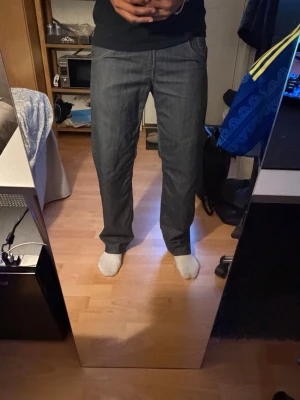 Vintage Levis jeans - Ett par blågrå aktiga vintage Levis jeans, passformen är Loose och modellen är 503. Exakta storleken är oklar men skulle höfta på L, passar mig som är 189 cm lång, kan fixa exakta mått vid seriösa köpare