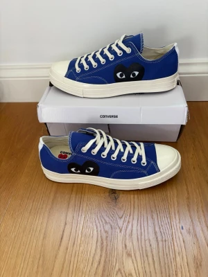 Blå Converse x CDG Play sneakers - Hej 👋 skorna är endast testade och därmed helt nya! Inga defekter. Box ingår‼️skriv vid funderingar! Frakt alltid inom 24 H 