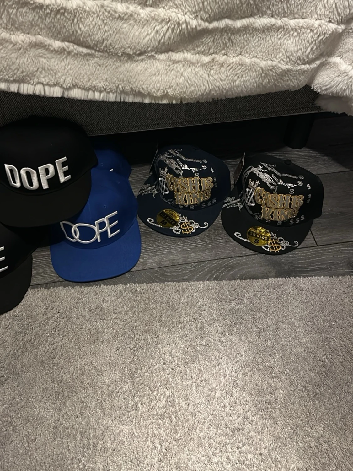  kepsar YOLO & DOPE 1 för 70 2 för 140 alla för 700 - 2