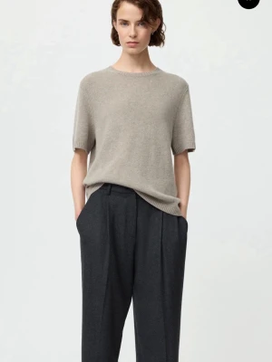 Beige stickad t-shirt i kashmir - Soft goat T-shirt kashmir. 