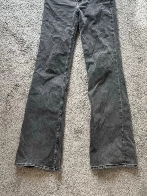 Gråa bootcut jeans - Fina jeans med låg midja som inte används längre 