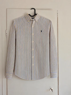 Ralph Lauren skjorta - Tjena! Jag säljer en riktigt snygg Ralph Lauren skjorta😁 Den är i mycket bra skick och har inga fläckar eller skador☺️ Den är självklart äkta✅ Skicka om du har några frågor och kolla gärna in min profil för andra billiga märkeskläder😄