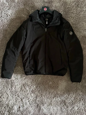 Colmar jacka  - Säljer denna rikigt schyssta colmar jacka i mycket fint skick! Ny pris 4000kr! Vårt pris endast 999kr! Perfekt nu inför kallare tider 🙌Storlek 48 vilket är S/M