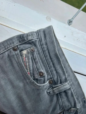 Gråa raka jeans från Diesel - Säljer ett par gråa jeans från Diesel med låg midja och slitningar vid knäna. Modellen är rak i benen. Pris kan diskuteras 😊