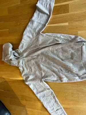 Ljusgrå bomull hoodie från RYVLS - Sjukt skön tröja från ryylvs bara använt 1 gång fast den var alldeles för liten. Köpt från kidsbrandstore