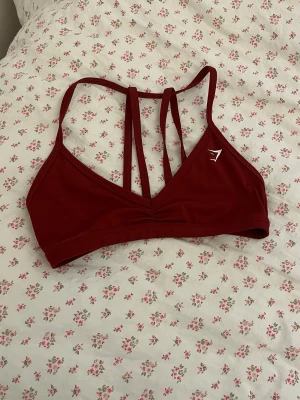Träningstopp  - Säljer denna snygga Träningstopp ifrån Gymshark i storlek S. Endast använd fåtal gånger, bra skick. Slutsåld på hemsidan💗