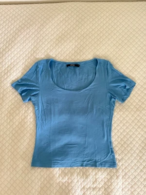 Ljusblå T-shirt - Blå och mjuk T-shirt från Bik Bok i storlek S. Fin ringning, nyskick och perfekt längd i ärmarna. 👕🩵