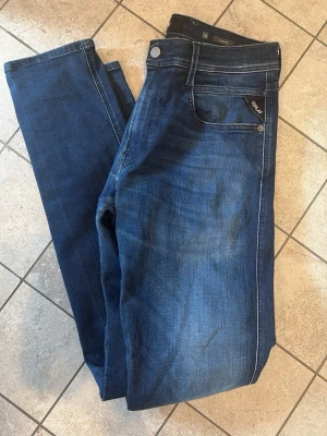 Replay anbass hyperflex jeans - Snygga mörkblå jeans från Replay i väldigt fint skick, ser knappt använda ut. Storlek W32 L34. Har man någon fråga är det bara att skriva!😊