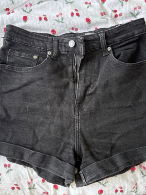 Svarta denimshorts - Svarta denimshorts från h&m. Storlek 38, hög midja.