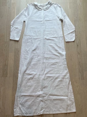 Lucia linne från Åhléns - Klassiskt Lucia linne från Åhléns i storlek S (36/38). Skjortan har långa ärmar och en enkel krage med liten volangkant. Tillverkad i mjukt tyg. Tveka inte på att skriva en fråga eller be om fler bilder.🌸🌸