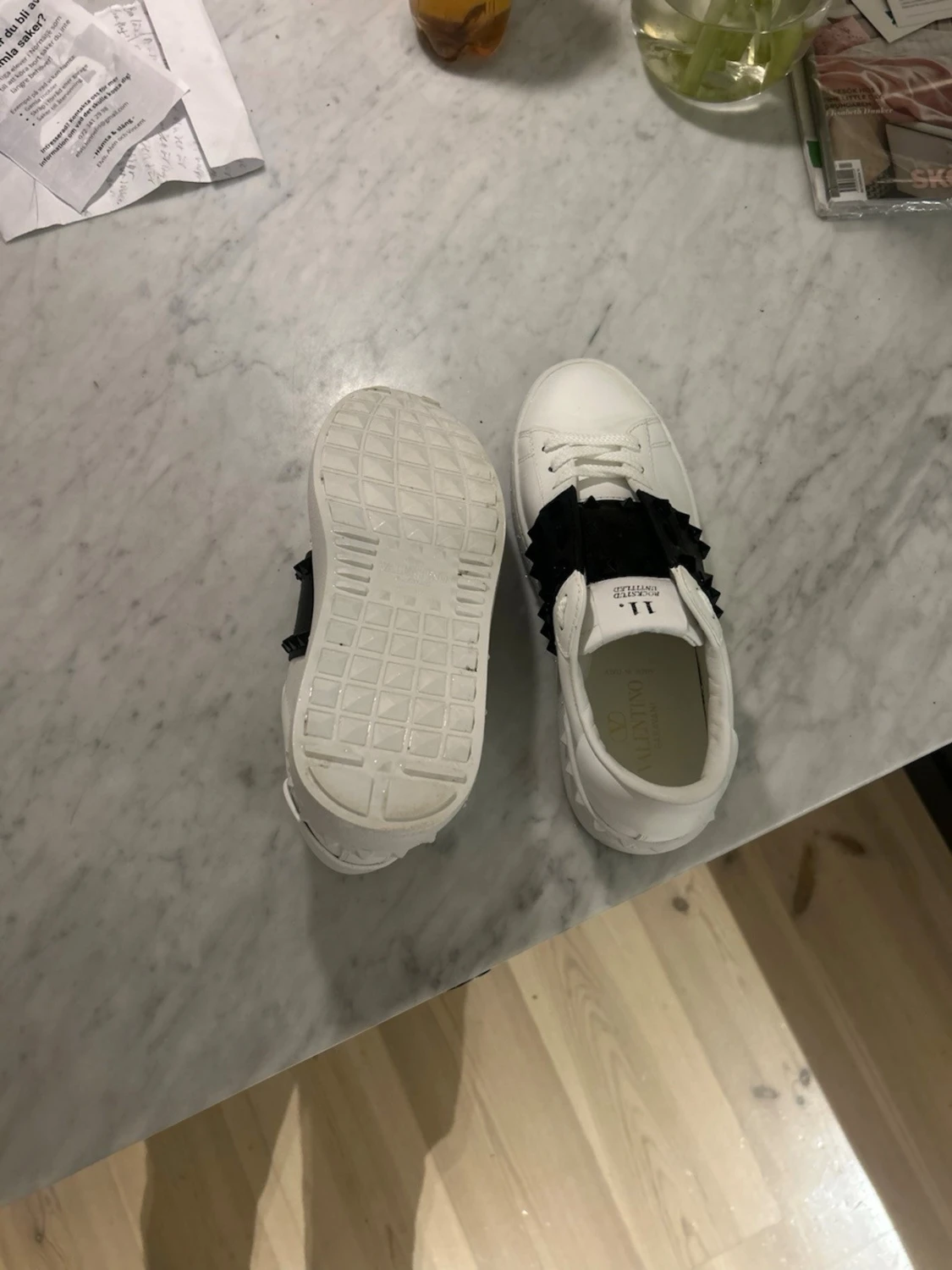 Vita sneakers med svarta nitar från Valentino - 2