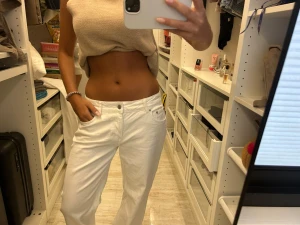 Vita raka jeans med låg midja från NAKD - Säljer ett par vita jeans med rak passform och låg midja. Jeansen har klassiska fem fickor och stängs med knapp och dragkedja. Perfekta för en clean och fräsch look. Materialet ser ut att vara bomull eller denim. ORG pris 700kr. Aldrig använda 