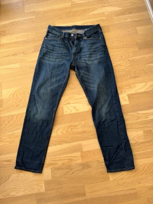 Mörkblå Vailent jeans - Säljer ett par klassiska mörkblå jeans med rak passform. Perfekta för en avslappnad och stilren look.