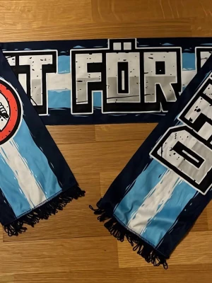 Blå och vit supporterscarf med tryck - SÖKER SÄLJER INTE !!!!