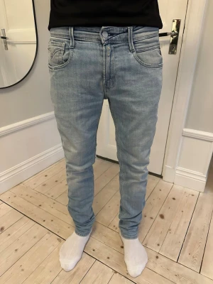 Replay Anbass Jeans Blå - Snygga ljusblå jeans från Replay i slim fit-modell. De är i modellen anbass, storlek W32, L32! Står att de är W29, men sitter mer som W32. Fint skick. Hör av er vid funderingar och kolla gärna in mina andra annonser!