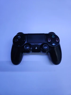 Ps4 kontroll - En svart PlayStation 4 DualShock-handkontroll med klassiska symbolknappar i färg, två analoga spakar, styrkors och touchpad. Tillverkad i plast med ergonomisk form för skönt grepp. Perfekt för gaming på PS4. Funkar perfekt som en ny, priset kan diskuteras