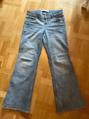 Bootcut jeans - Jättefina blå jeans med medelhög/låg midja. Jättebra skick. Katt finns i hemmet. Skriv om du har frågor 🫶🏼
