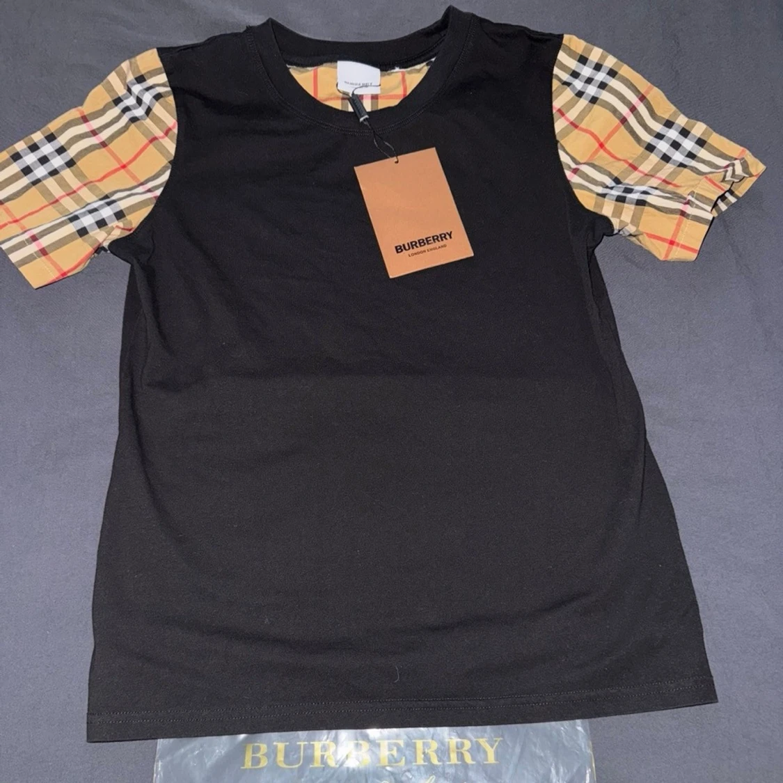 Svart t-shirt med rutiga ärmar