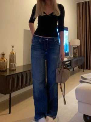 Zara jeans med rak passform  - Säljer ett par snygga mörkblå jeans från Zara med rak passform och lätt utsvängda ben🤍Väldigt trendiga och enkla att styla till både vardag och fest! Använd några få gånger så i väldigt bra skick. storlek 36