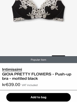 Svart push-up bh med spetsblommor - Säljer min intemissimi bh för att den är för liten❤️