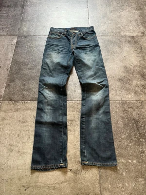 Vintage Flared Nudie Jeans - Slim Jim - tja! säljer nu mina nudies jeans med sjukt feta fades👏 de sitter slim/flared🥹strlk 29/34 o i riktigt bra skick🫡 tveka inte på att skriva ifall ni har fler frågor😉
