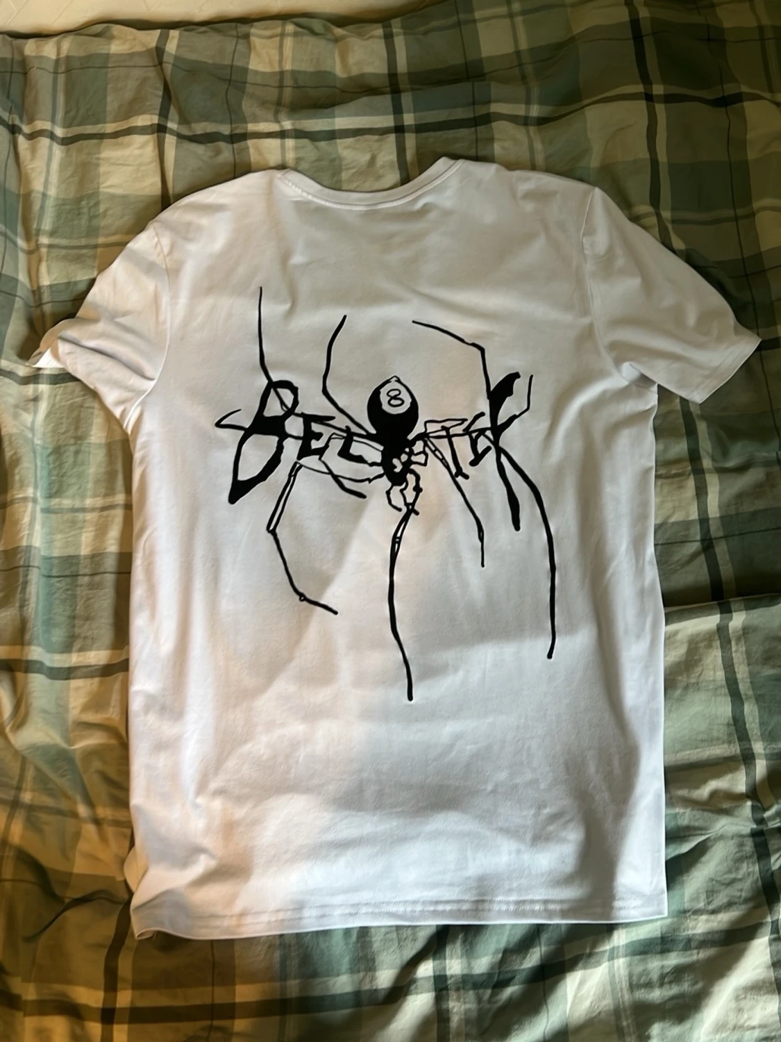 Vit t-shirt med spindeltryck - 1