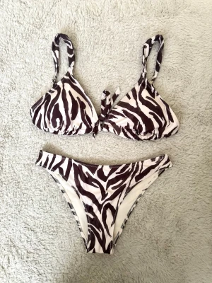 Zebra bikini hm  - Jättefin zebra bikini ifrån H&M i storlek S🤎