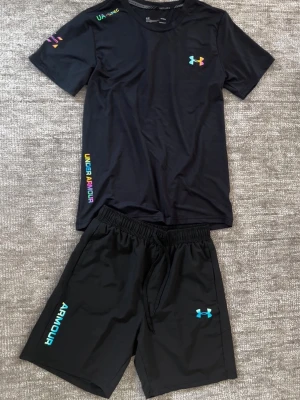 Svart Under Armour set - Svart Under Armour set med lysande detaljer. Helt nytt använd endast 1 gång. Pris kan diskuteras vid snabb affär. 