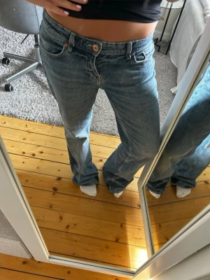Blåa bootcut jeans - Säljer ett par blåa bootcut jeans, lite trasiga där nere bak på byxorna eftersom dom varit för långa så jag har gått upp dpm.