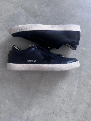 HELT NYA Golden goose superstar  - Helt nya golden goose superstar. Skorna är aldrig använda och är 100% äkta. Det är storlek 43 men skulle säga att de är små i storleken.