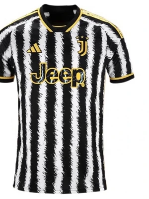 Juventus matchtröja svartvit gul - Juventus matchtröja från Adidas med svartvita borstade ränder och gula detaljer. Tröjan har korta ärmar, rund hals och klubbmärke samt Jeep-logga på bröstet. Tillverkad i lätt och ventilerande material, perfekt för fotbollsträning eller match.