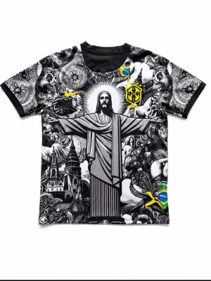 Brasil svart grafisk fotbollströja - Unik svart fotbollströja med grafiskt tryck av Kristusstatyn, brasilianska flaggan och emblem. Tröjan har korta ärmar, rund hals och detaljer i gult och grönt. Perfekt för dig som vill sticka ut på planen eller läktaren.